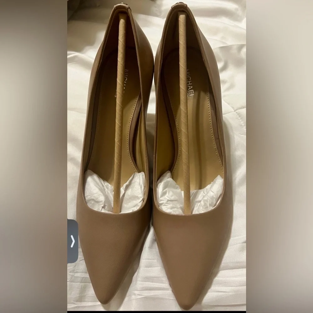 NEW Women’s Michael Kors Dorothy Flex Leather Pumps - Khaki